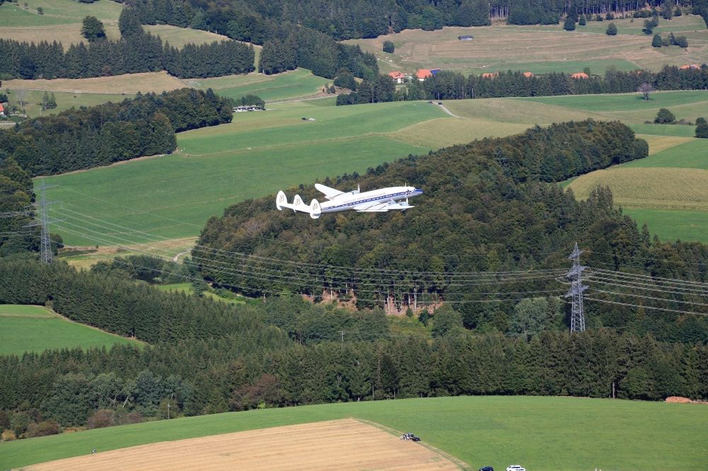 Rickenbach aus der Vogelperspektive: Die Lockheed Super Constellation im Anflug zum Flugtag auf dem Segelflugplatz der Luftsportgemeinschaft Hotzenwald in Rickenbach im Bundesland Baden-Württemberg