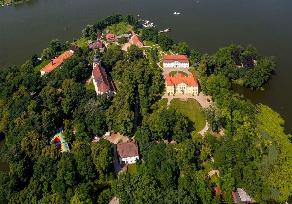 Mirow von oben - Die Mirower Schlossinsel mit ihrem Gebäudeensemble in Mirow im Bundesland Mecklenburg-Vorpommern