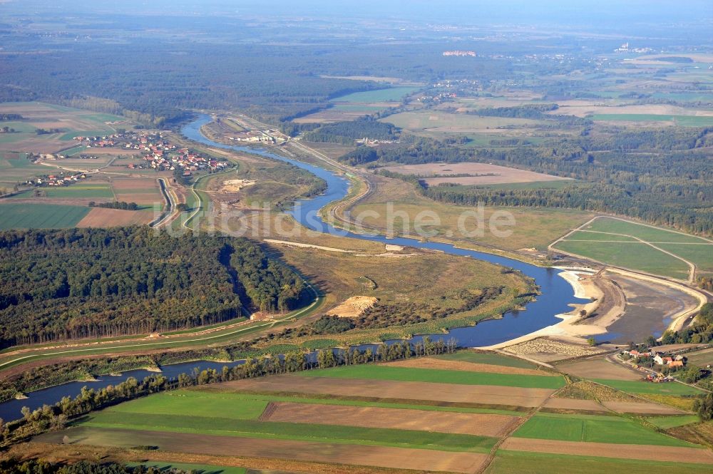 Brzeg Dolny aus der Vogelperspektive: Die Oder in Brzeg Dolny in der Woiwodschaft Niederschlesien
