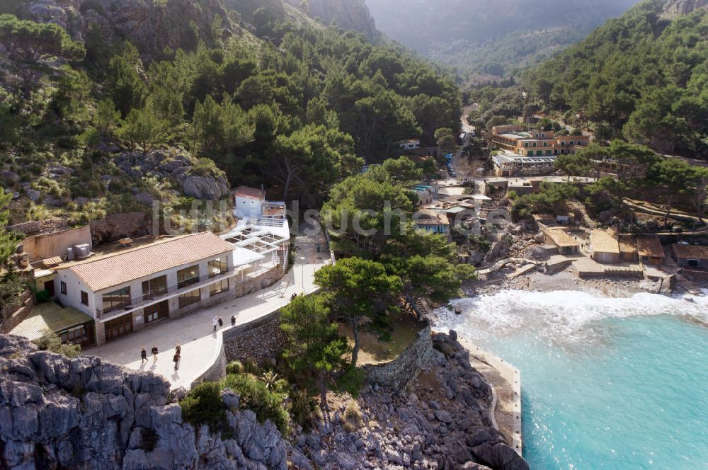 Luftbild SA COLABRA - Die Ortschaft Sa Calobra an der felsigen Mittelmeerküste der spanischen Baleareninsel Mallorca