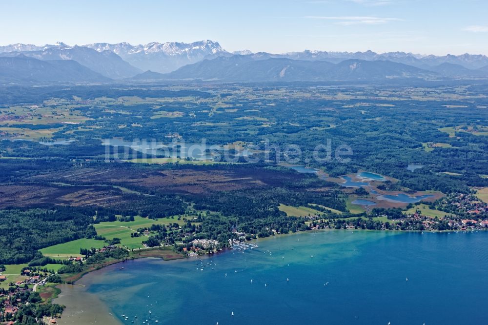 Iffeldorf aus der Vogelperspektive: Die Osterseen südlich des Starnberger Sees zwischen Iffeldorf und Seeshaupt im Bundesland Bayern