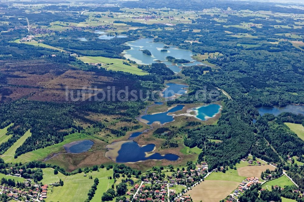 Iffeldorf aus der Vogelperspektive: Die Osterseen südlich des Starnberger Sees zwischen Iffeldorf und Seeshaupt im Bundesland Bayern