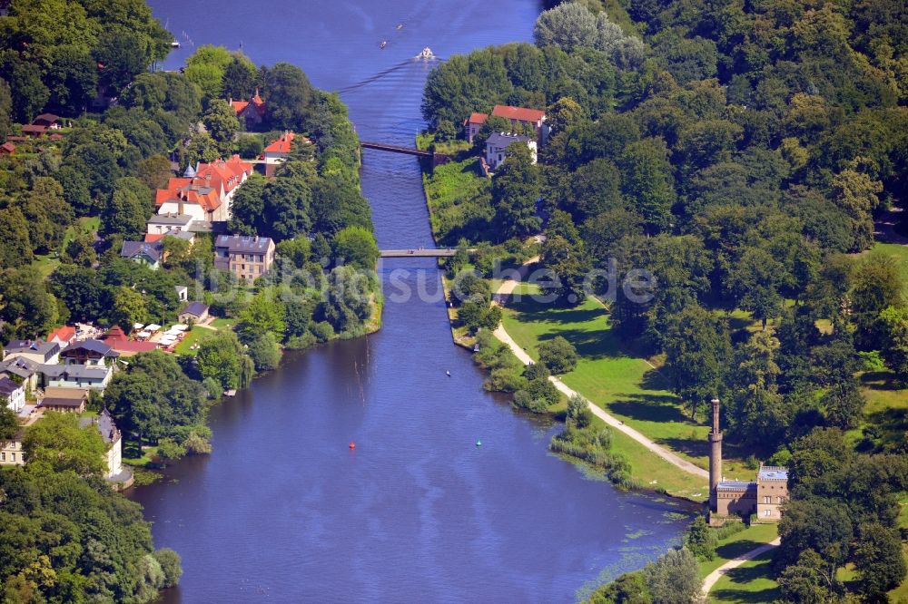 Luftbild Potsdam - Die Parkbrücke zwischen den Ortsteilen Klein Glienicke und Babelsberg in Potsdam im Bundesland Brandenburg