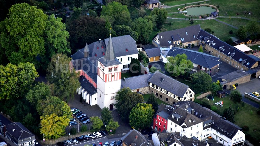 Königswinter aus der Vogelperspektive: Die Pfarrkirche St. Pankratius in Oberpleis im Bundesland Nordrhein-Westfalen, Deutschland