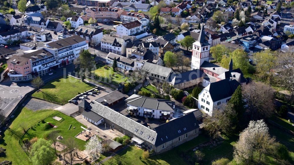 Luftaufnahme Königswinter - Die Pfarrkirche St. Pankratius in Oberpleis im Bundesland Nordrhein-Westfalen, Deutschland
