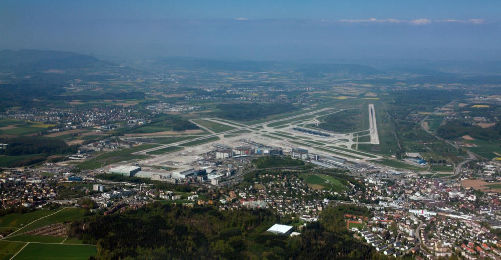 Luftaufnahme Zürich - Die Rollbahnen des Flughafens in Zürich