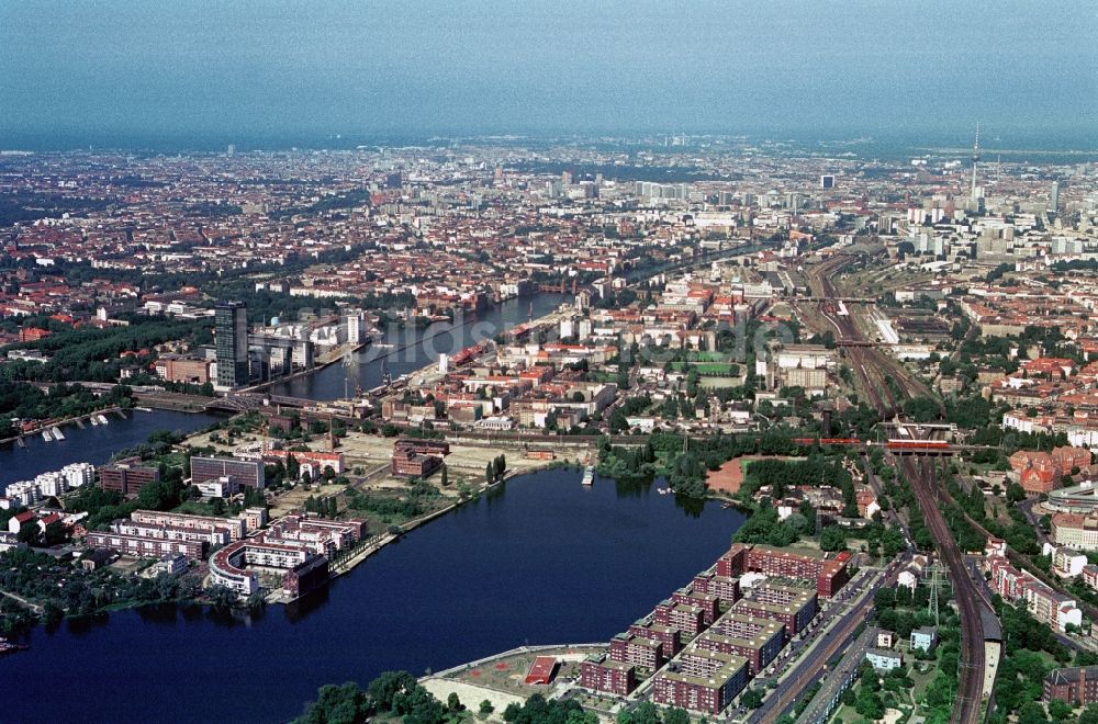Luftbild Berlin - Die Rummelsburger Bucht und die Halbinsel Strahlau mit Wasserstadt und Treptower in Berlin