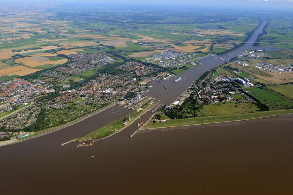 Luftaufnahme Brunsbüttel - Die Schleusenanlagen des Nord-Ostsee-Kanals in Brunsbüttel im Bundesland Schleswig-Holstein