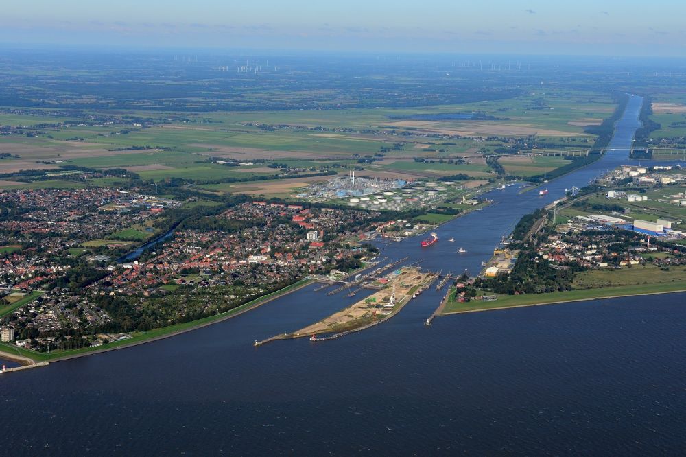 Brunsbüttel von oben - Die Schleusenanlagen des Nord-Ostsee-Kanals in Brunsbüttel im Bundesland Schleswig-Holstein