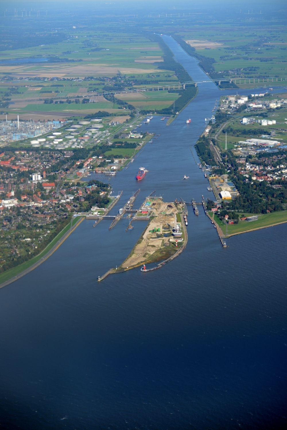 Luftbild Brunsbüttel - Die Schleusenanlagen des Nord-Ostsee-Kanals in Brunsbüttel im Bundesland Schleswig-Holstein