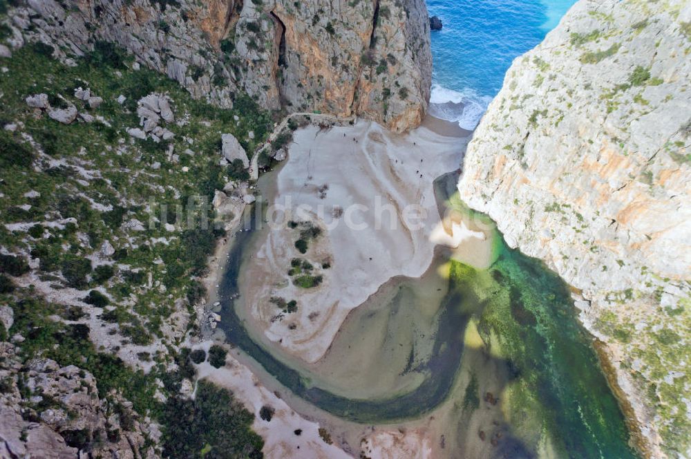 ESCORCA OT SA CALOBRA aus der Vogelperspektive: Die Schlucht bei Torrent de Parlos an der felsigen Mittelmeerküste der der spanischen Baleareninsel Mallorca