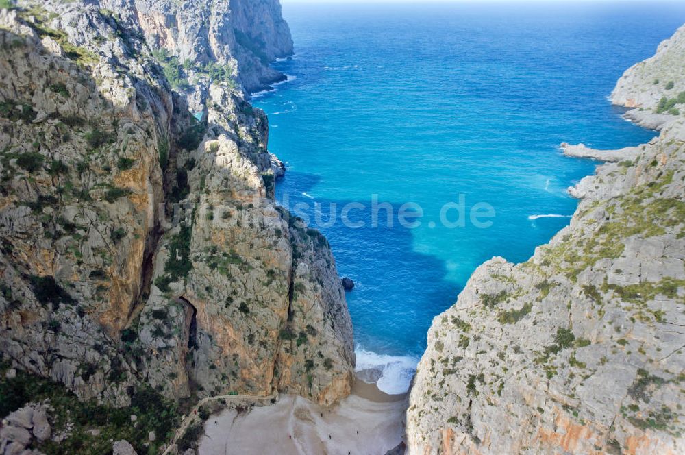 Luftbild ESCORCA OT SA CALOBRA - Die Schlucht bei Torrent de Parlos an der felsigen Mittelmeerküste der der spanischen Baleareninsel Mallorca