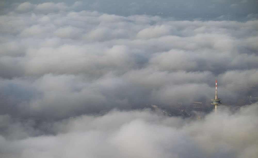 Luftbild Essen - Die Spitze des Fernmeldeturm Essen durchbricht eine imposante Wolkendecke über der Essener Innenstadt im Bundesland Nordrhein-Westfalen