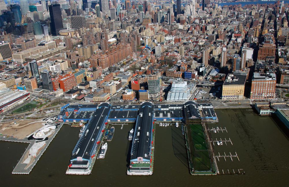 New York von oben - Die Sportanlage Chelsea Piers am Hudson River in Manhattan in New York