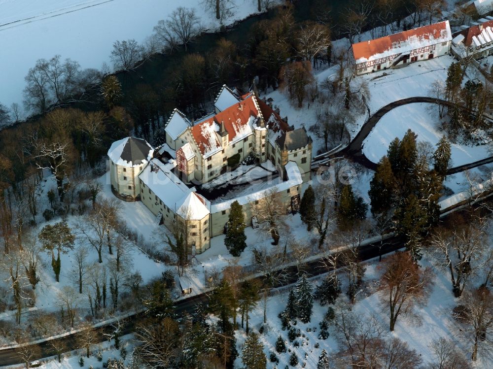 Jagsthausen aus der Vogelperspektive: Die verschneite Burg Jagsthausen in Jagsthausen im Bundesland Baden-Württemberg
