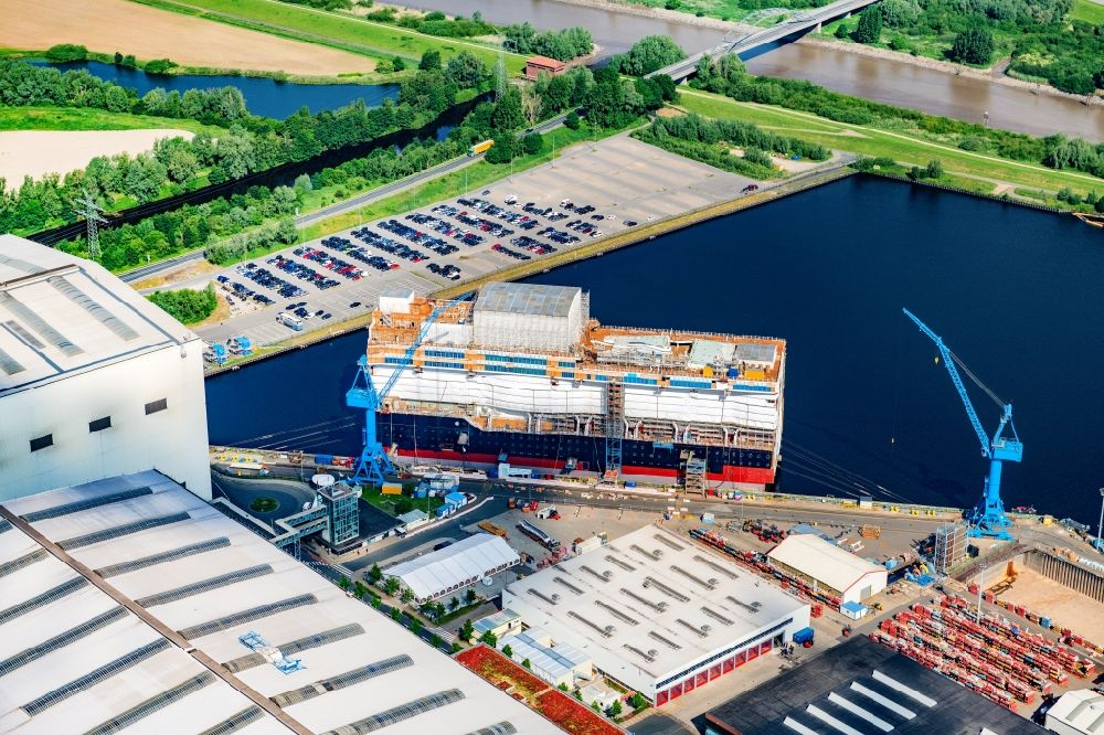 Papenburg von oben - Disney Wish im Bau in der Meyer Werft in Papenburg im Bundesland Niedersachsen, Deutschland