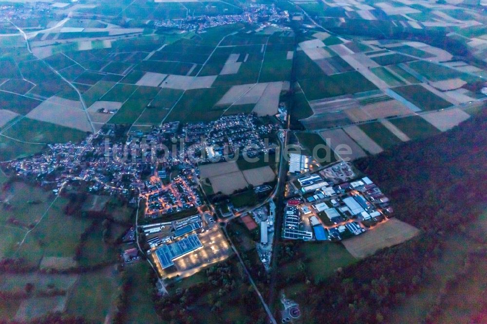 Luftaufnahme Rohrbach - Dämmerungsluftbild Ortsansicht am Rande von landwirtschaftlichen Feldern in Rohrbach im Bundesland Rheinland-Pfalz, Deutschland