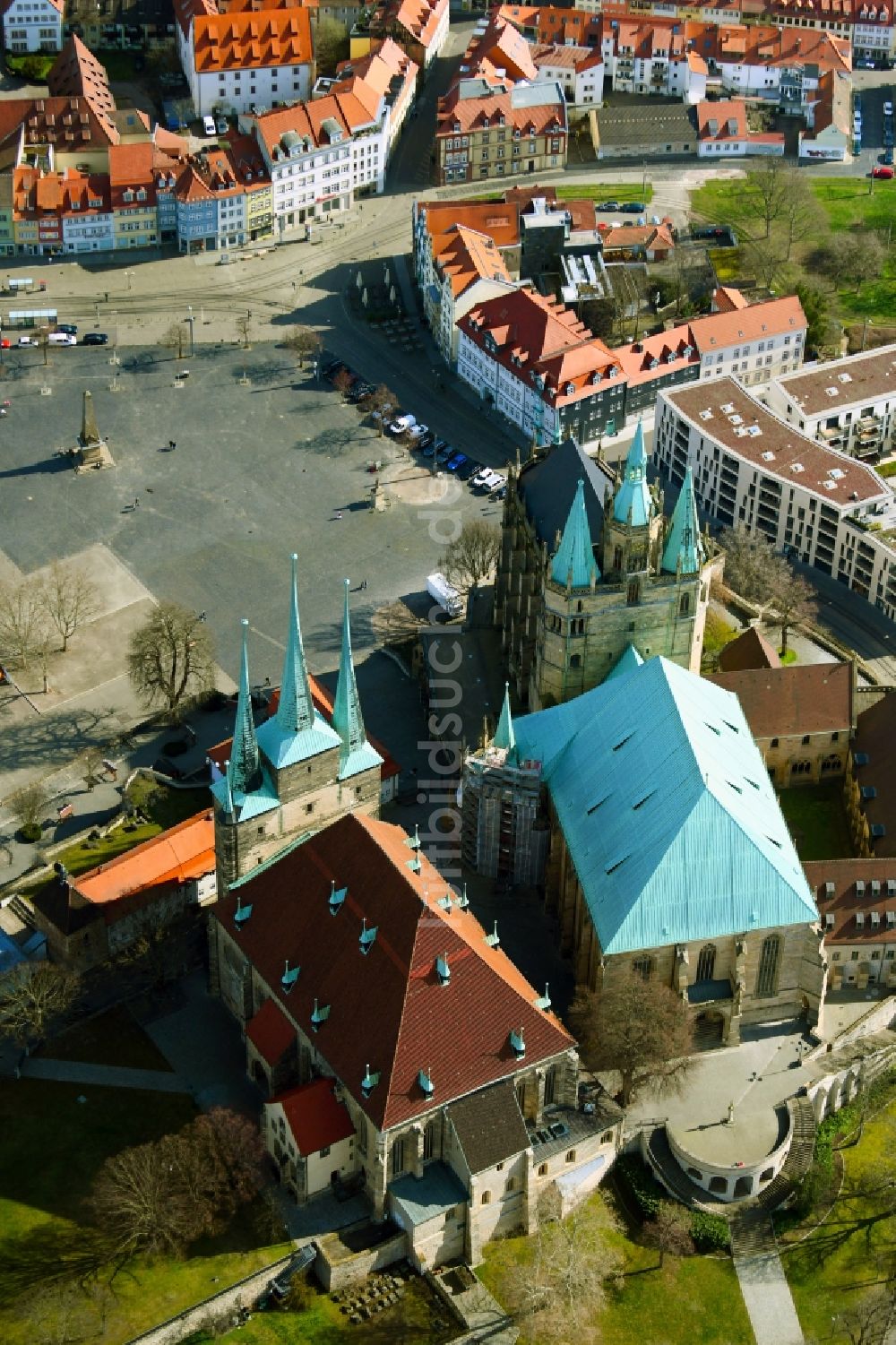 Luftaufnahme Erfurt - Dom und Kirche St. Severi in der Altstadt von Erfurt im Bundesland Thüringen, Deutschland