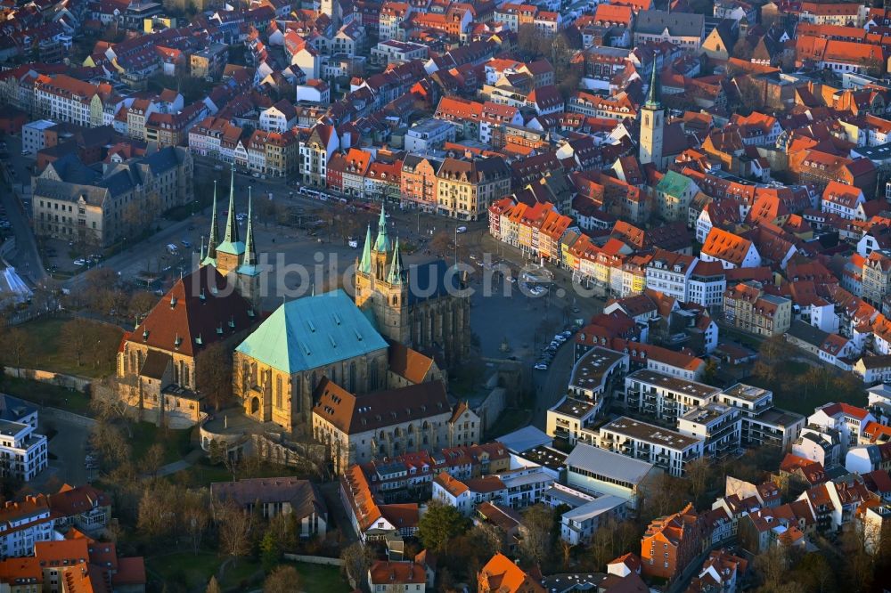 Luftbild Erfurt - Dom und Kirche St. Severi mit Domplatz in der Altstadt von Erfurt im Bundesland Thüringen, Deutschland