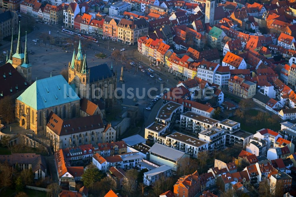 Erfurt von oben - Dom und Kirche St. Severi mit Domplatz in der Altstadt von Erfurt im Bundesland Thüringen, Deutschland