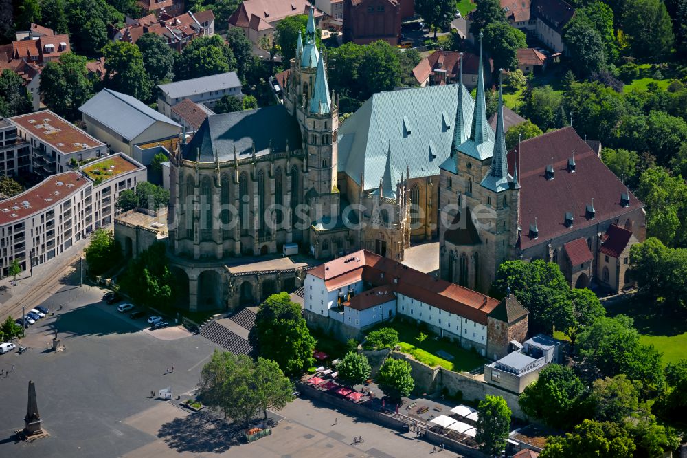 Luftaufnahme Erfurt - Dom und Kirche St. Severi mit Domplatz in der Altstadt von Erfurt im Bundesland Thüringen, Deutschland