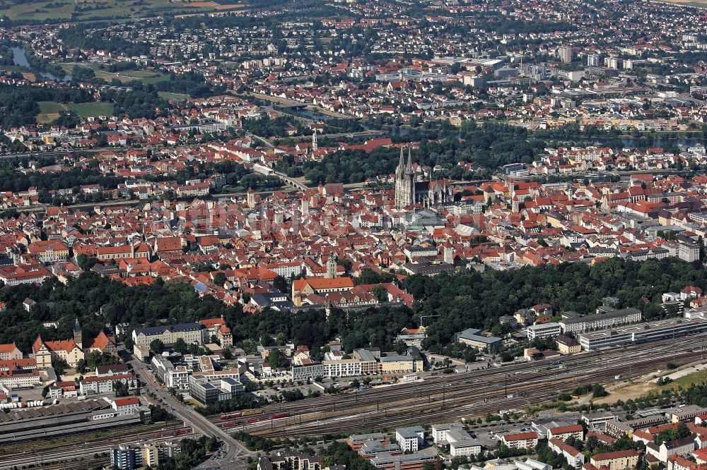 Luftaufnahme Regensburg - Dom St. Peter und Steinerne Brücke im Altstadt- Zentrum in Regensburg im Bundesland Bayern