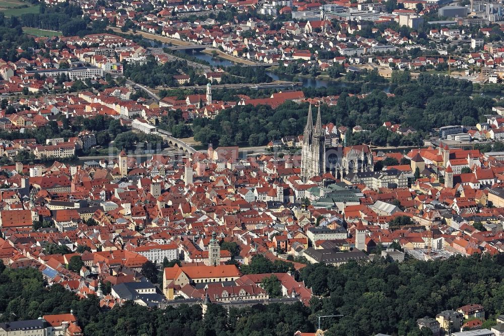 Regensburg von oben - Dom St. Peter und Steinerne Brücke im Altstadt- Zentrum in Regensburg im Bundesland Bayern
