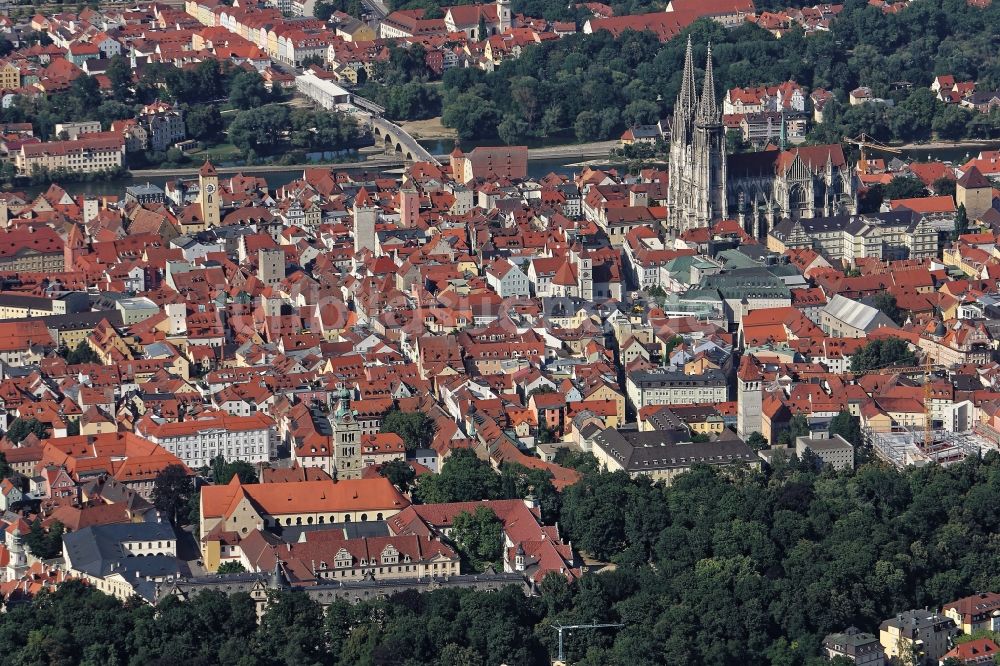 Regensburg aus der Vogelperspektive: Dom St. Peter und Steinerne Brücke im Altstadt- Zentrum in Regensburg im Bundesland Bayern
