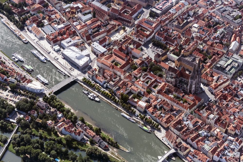 Luftbild Regensburg - Dom St. Peter und Steinerne Brücke im Altstadt- Zentrum in Regensburg im Bundesland Bayern