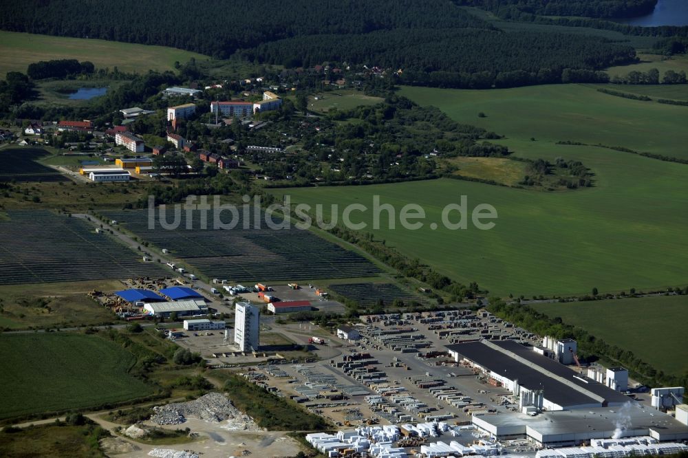 Luftbild Hohen Wangelin - Domapor Baustoffwerke, Solaranlagen und Ortsansicht der Gemeinde Hohen Wangelin im Bundesland Mecklenburg-Vorpommern
