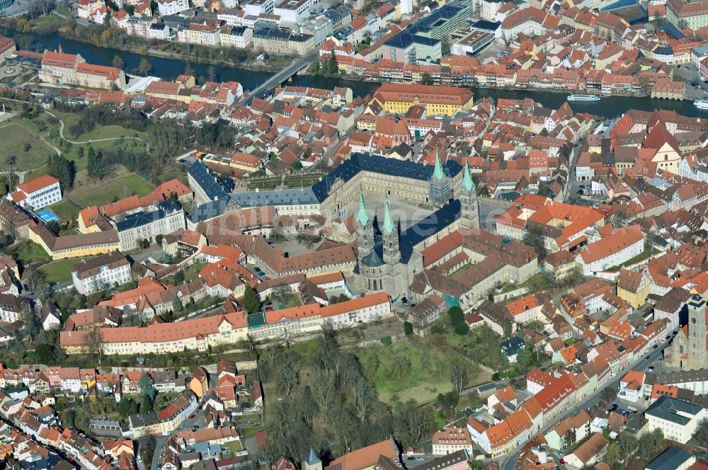 Bamberg von oben - Domplatz mit dem Dom und der neuen Residenz in Bamberg im Bundesland Bayern
