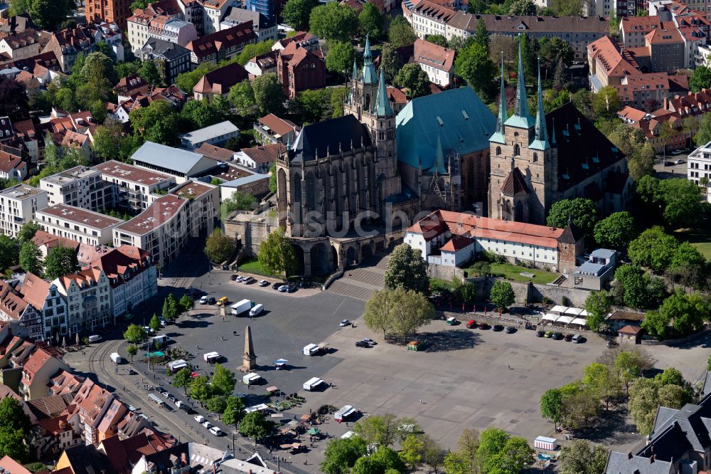 Luftaufnahme Erfurt - Domplatz mit dem Erfurter Dom im Innenstadt- Zentrum in Erfurt im Bundesland Thüringen