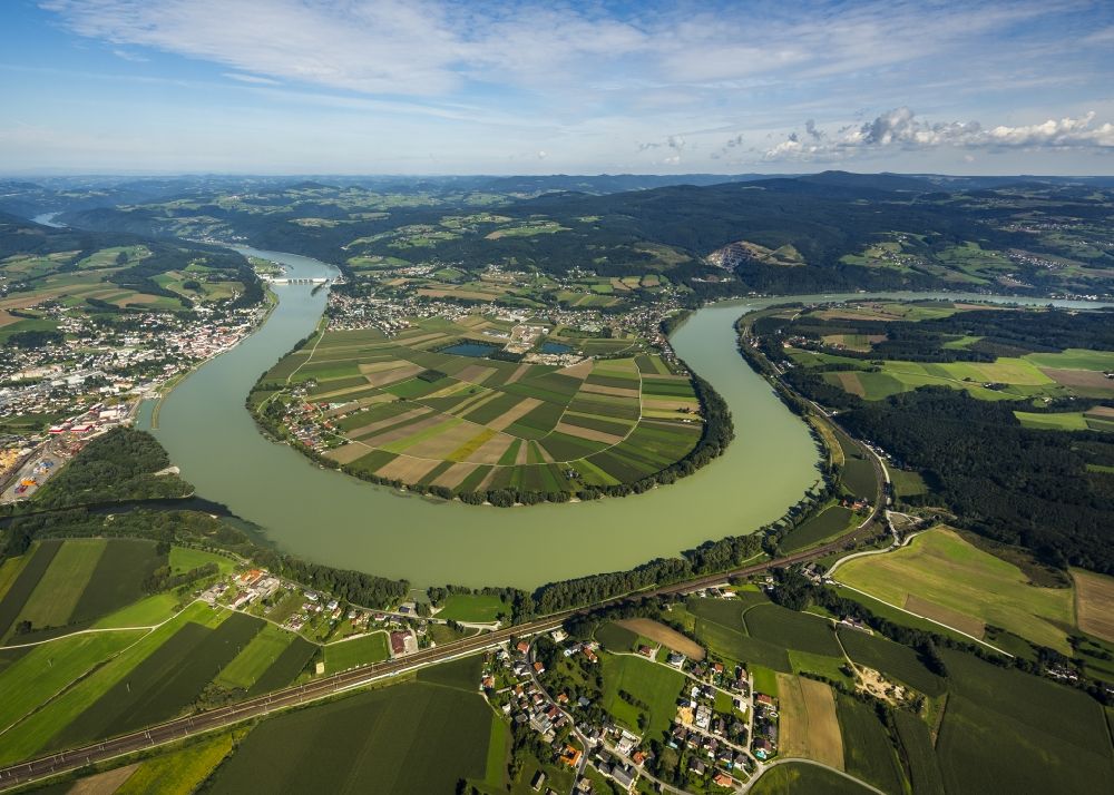 Luftaufnahme Ybbs an der Donau - Donaubiegung in Ybbs an der Donau im Bundesland Niederösterreich in Österreich