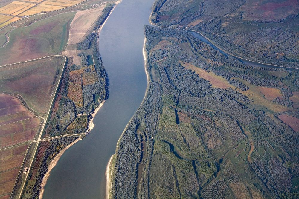 Luftaufnahme Harsova - Donaulandschaft bei Harsova im Kreis / Judetul Constanta in der Region Dobrudscha in Rumänien / Romania