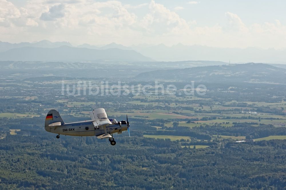 Luftbild Weilheim - Doppeldecker- Flugzeug vom Typ Antonow AN-2 über dem Fünf-Seen-Land zwischen Starnberger See und Ammersee