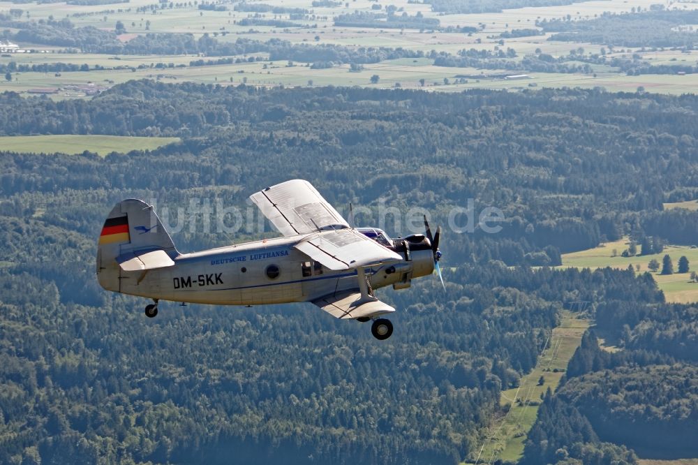 Luftaufnahme Weilheim - Doppeldecker- Flugzeug vom Typ Antonow AN-2 über dem Fünf-Seen-Land zwischen Starnberger See und Ammersee