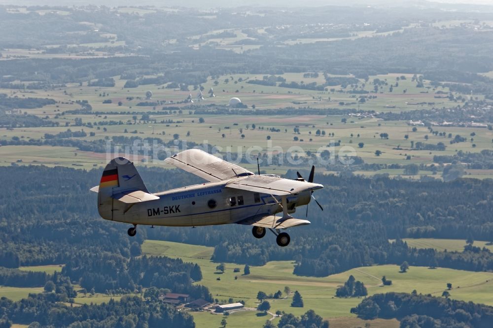 Weilheim von oben - Doppeldecker- Flugzeug vom Typ Antonow AN-2 über dem Fünf-Seen-Land zwischen Starnberger See und Ammersee