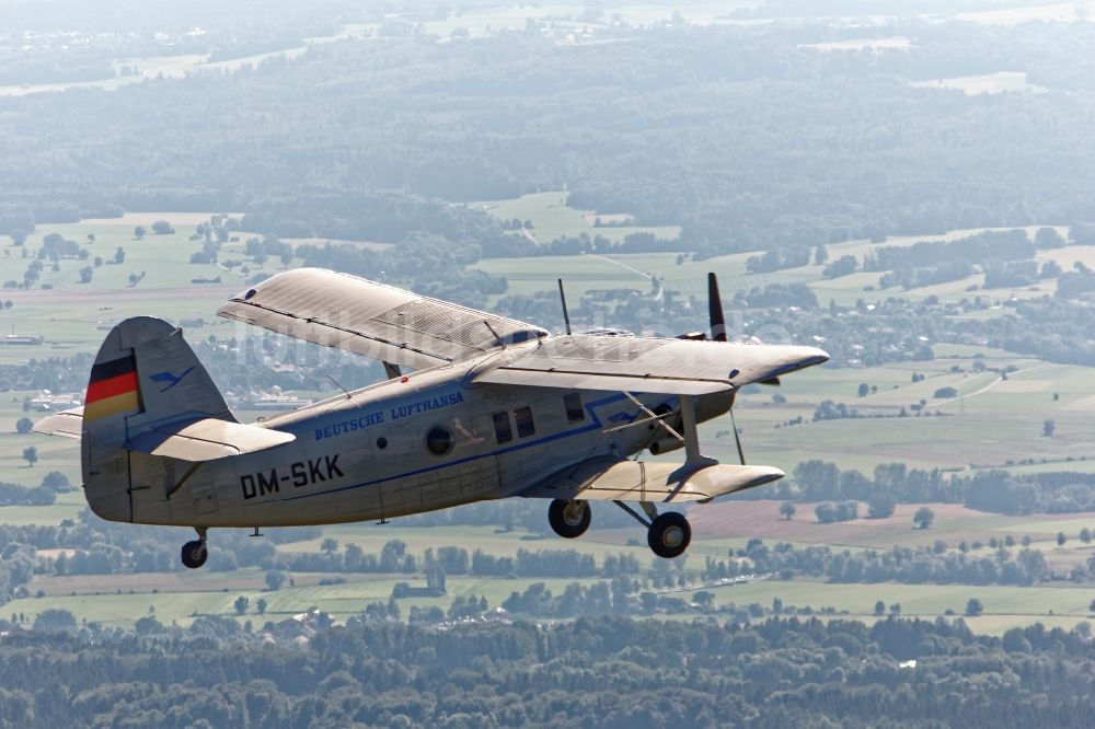 Weilheim aus der Vogelperspektive: Doppeldecker- Flugzeug vom Typ Antonow AN-2 über dem Fünf-Seen-Land zwischen Starnberger See und Ammersee