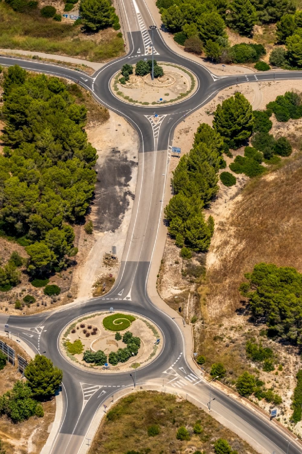 Calvia von oben - Doppelter Kreisverkehr - Straßenverlauf auf der Carrer des Capdellà in Calvia in Balearische Insel Mallorca, Spanien