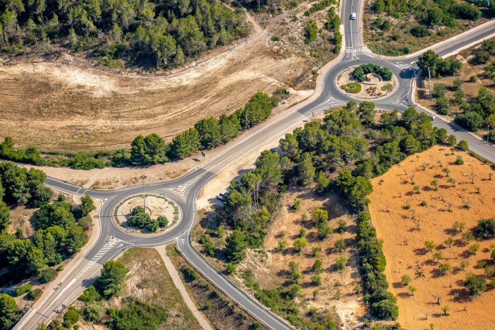 Luftaufnahme Calvia - Doppelter Kreisverkehr - Straßenverlauf auf der Carrer des Capdella in Calvia in Balearische Insel Mallorca, Spanien