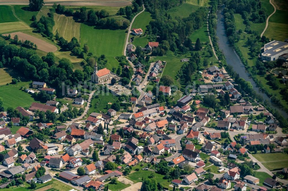 Binzwangen aus der Vogelperspektive: Dorf - Ansicht in Binzwangen im Bundesland Baden-Württemberg, Deutschland