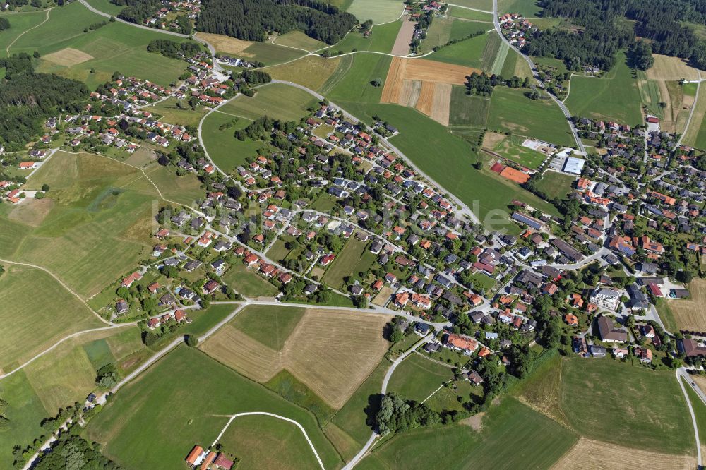 Luftaufnahme Breitbrunn am Chiemsee - Dorf - Ansicht in Breitbrunn am Chiemsee im Bundesland Bayern, Deutschland