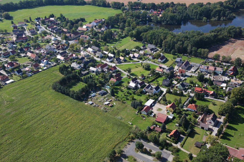 Deutschbaselitz aus der Vogelperspektive: Dorf - Ansicht in Deutschbaselitz im Bundesland Sachsen, Deutschland