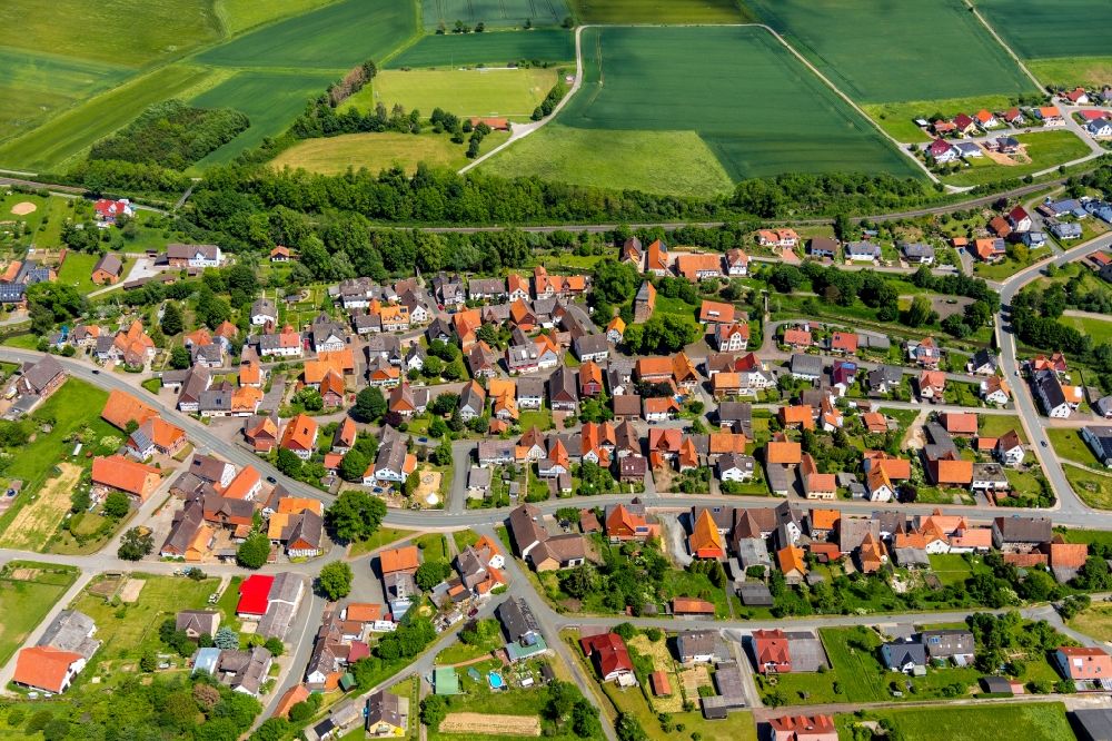 Ehringen aus der Vogelperspektive: Dorf - Ansicht in Ehringen im Bundesland Hessen, Deutschland