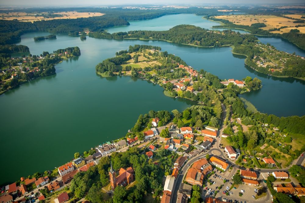 Feldberg von oben - Dorf - Ansicht von Feldberg und der Gemeinde Feldberger Seenlandschaft am Ufer des Haussee im Bundesland Mecklenburg-Vorpommern