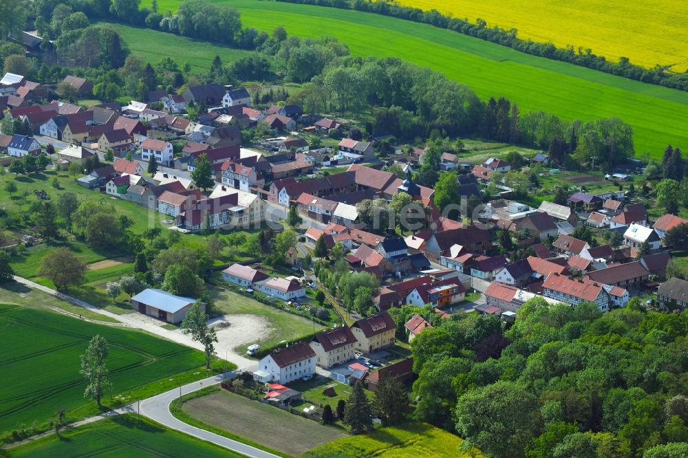 Freienbessingen aus der Vogelperspektive: Dorf - Ansicht in Freienbessingen im Bundesland Thüringen, Deutschland