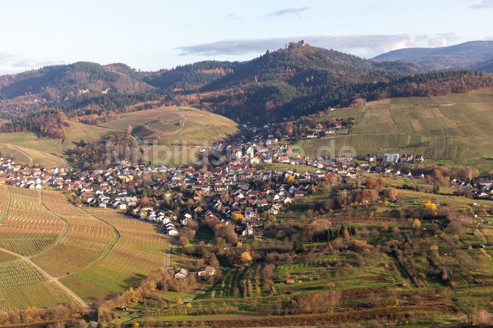 Varnhalt von oben - Dorf - Ansicht zu Füßen der Yburg in Varnhalt im Bundesland Baden-Württemberg, Deutschland