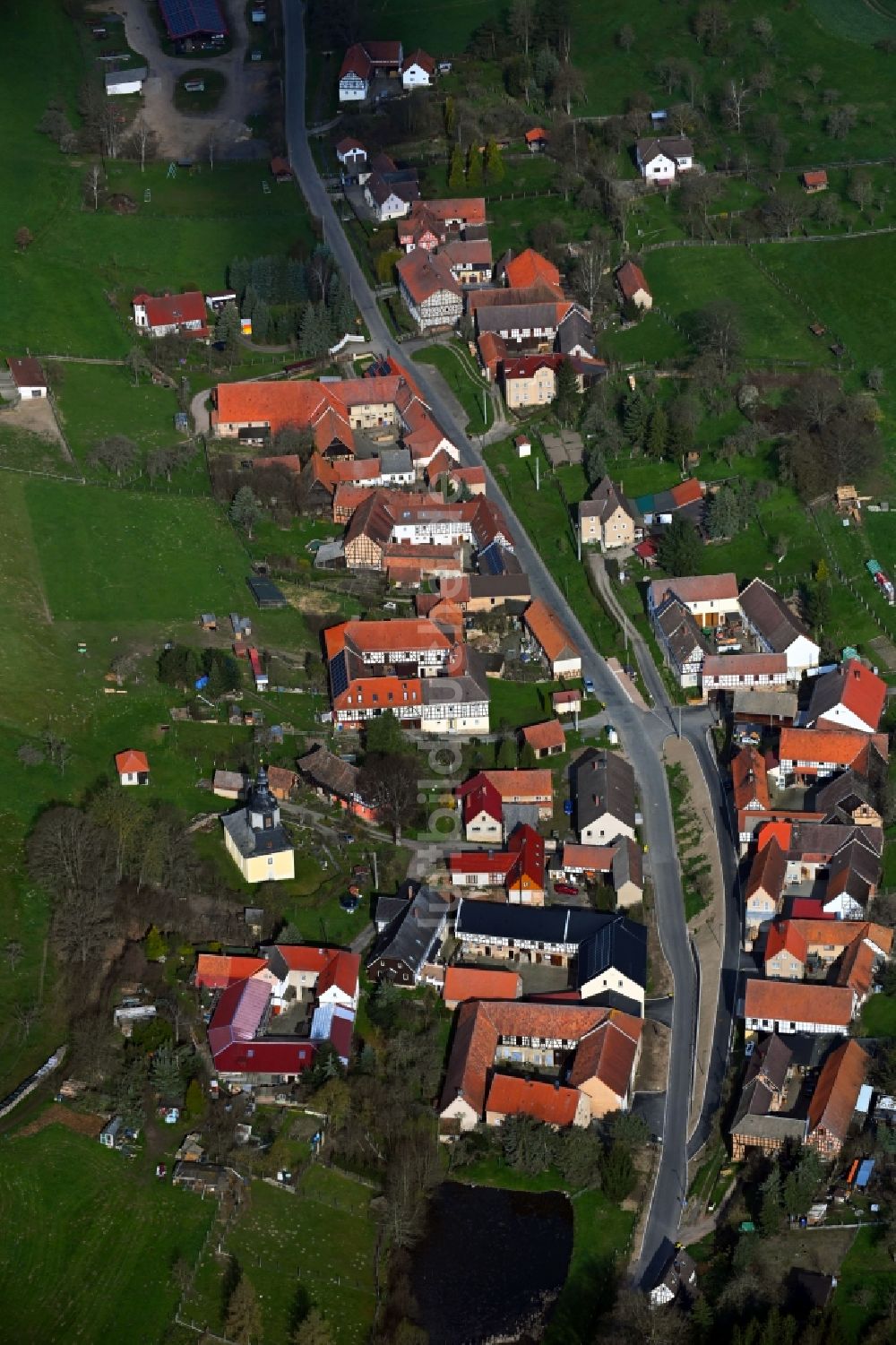 Hellborn aus der Vogelperspektive: Dorf - Ansicht in Hellborn im Bundesland Thüringen, Deutschland