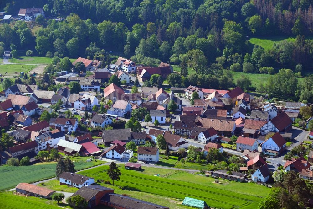 Hutzdorf aus der Vogelperspektive: Dorf - Ansicht in Hutzdorf im Bundesland Hessen, Deutschland