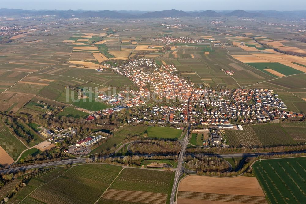 Insheim aus der Vogelperspektive: Dorf - Ansicht in Insheim im Bundesland Rheinland-Pfalz, Deutschland